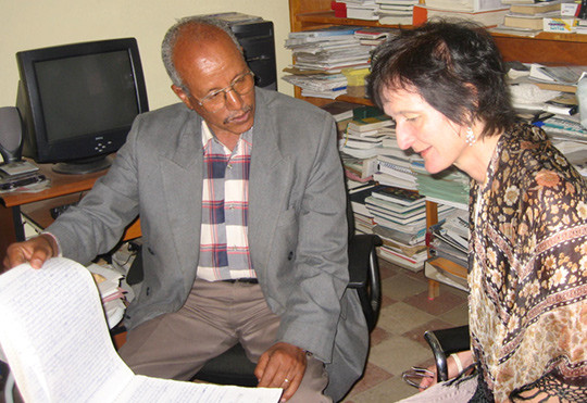 EN MODIG MANN: Her er Jannicke med den eneste som underviser i anestesi i Eritrea, men som har store problemer med å få lov…
