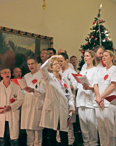 SYNGER JULEN INN: Julia Chelsom (t.v) dirigerer Kor Insuff sin årlige julekonsert. Foto: Haraldsplass Diakonale Sykehus