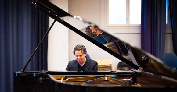 MUSIKK I HJERNEN: Nevrolog Geir Olve Sandnes krydrer sitt foredrag med musikalske perler. Foto: Magne Sandnes