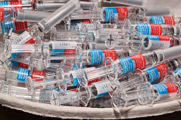 Ferdigfylte sprøyter og hetteglass som inneholder sesonginfluensavaksiner for 2014 – 15. Foto: Science Photo Library