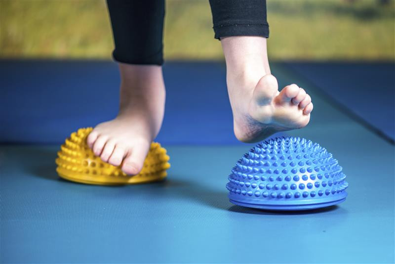 Ved plattfot står hælen ut lateralt, og en stram leggmuskel bidrar ofte til å plantarflektere calcaneus og dra hælen ut i…