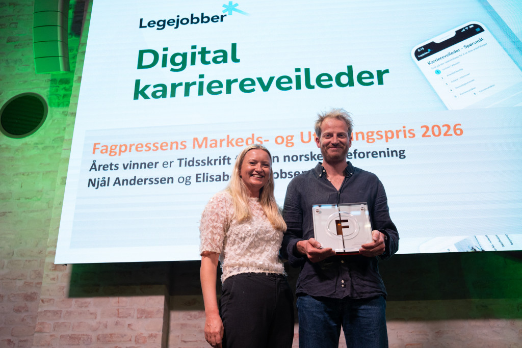 Tidsskriftets produktsjefer Tina Bj&oslash;rnstad og Nj&aring;l Anderssen tok imot markeds- og utviklingsprisen for den nyutviklede&hellip;