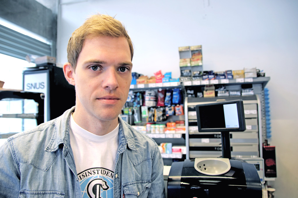 FOLKEHELSE: Leder av Norsk medisinstudentforening, Eivind Valestrand, mener at å begrense tilgang til tobakksvarer er et…
