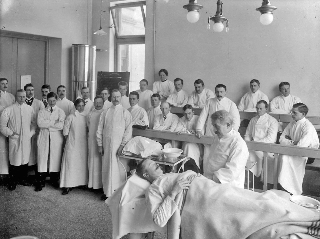 Undervisning ved Rikshospitalet under ledelse av professor i kirurgi Hagbarth Strøm ca. 1910. Foto: Rude & Hilfling / Oslo…