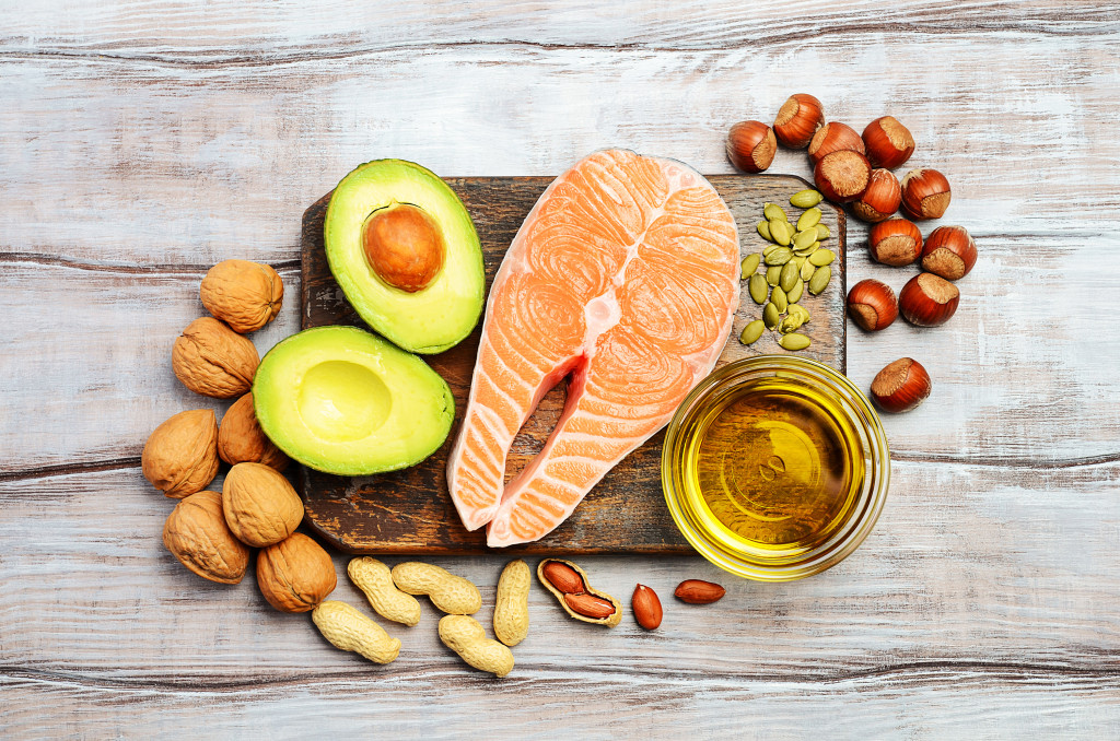 Eksempler p&aring; kilder til omega-3-fettsyrer i mat: laks, avokado, n&oslash;tter, gresskarfr&oslash; og raps- og soyaolje. Illustrasjonsfoto:&hellip;