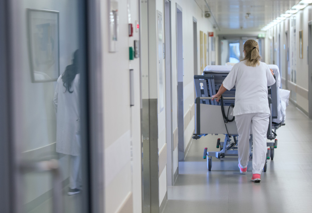 LAV INNFLYTELSE: Ansatte i helseforetakene er blant de som opplever den høyeste graden av standardisering og kontroll på…