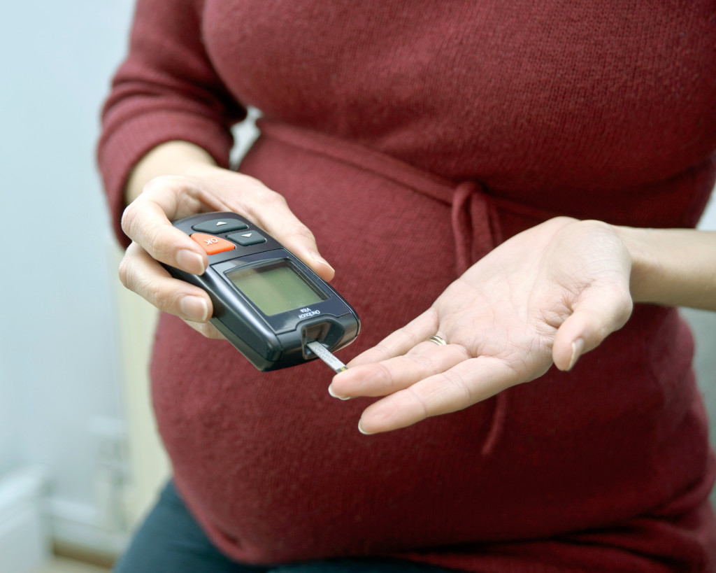 Gravid kvinne tester blodsukkernivået. Illustrasjonsfoto: Science Photo Library/NTB scanpix