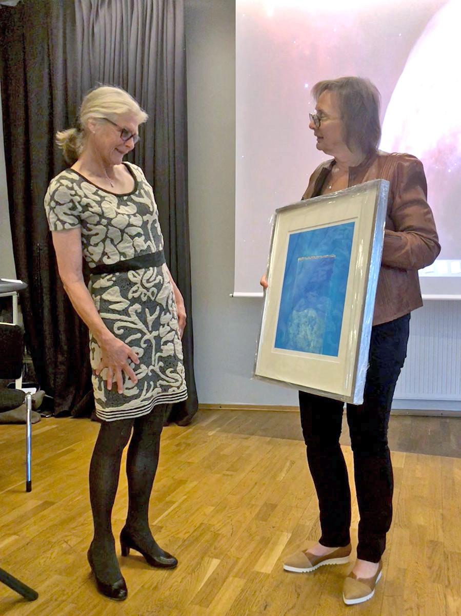 BUSKERUDLEGEN: Mette Christin Lerfaldet (t.h.) overrakte Ellinor Pay Heitmann reisestipend og litografi av Hole-kunstneren…