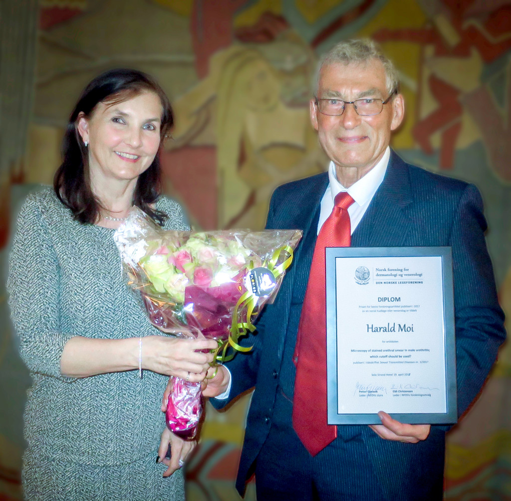 GLAD PRISVINNER: Harald Moi og Eidi Christensen, leder i forskningsutvalget i Norsk forening for dermatologi og venerologi…