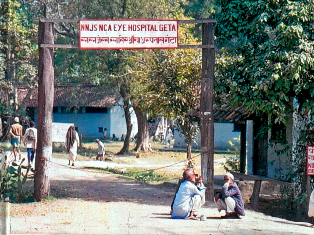 Fra inngangsporten til &oslash;yesykehuset i Geta (1985). Foto: privat