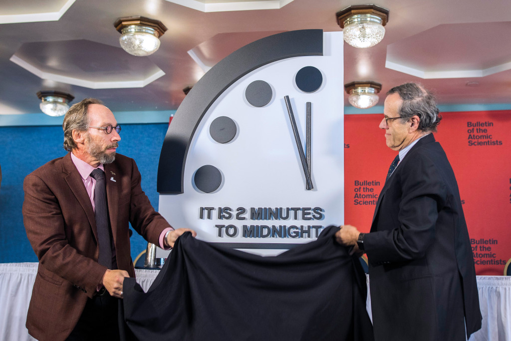 Lawrence Krauss (til venstre), direktør for Arizona State University Origins Project, og Robert Rosner, professor ved…