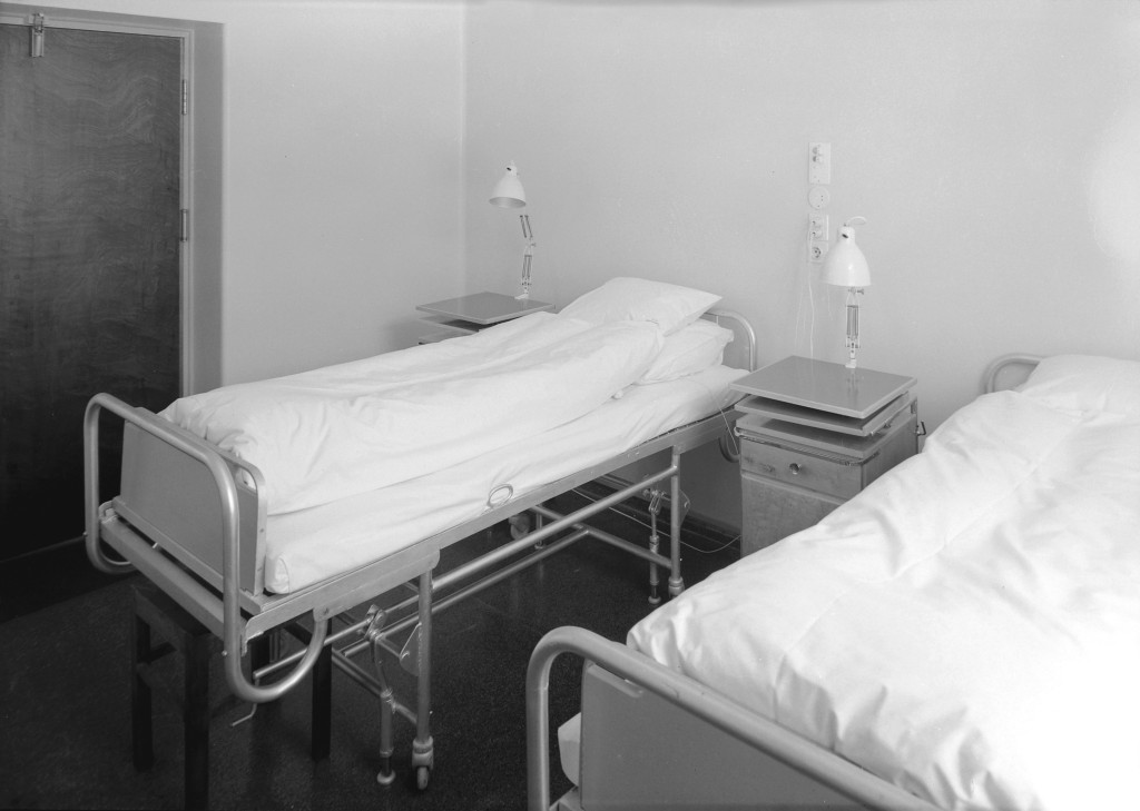 Man kan se for seg at Frants Nicolaysen bodde på et rom som ligner dette. Bildet er tatt i 1952 på Ringvål sanatorium i…
