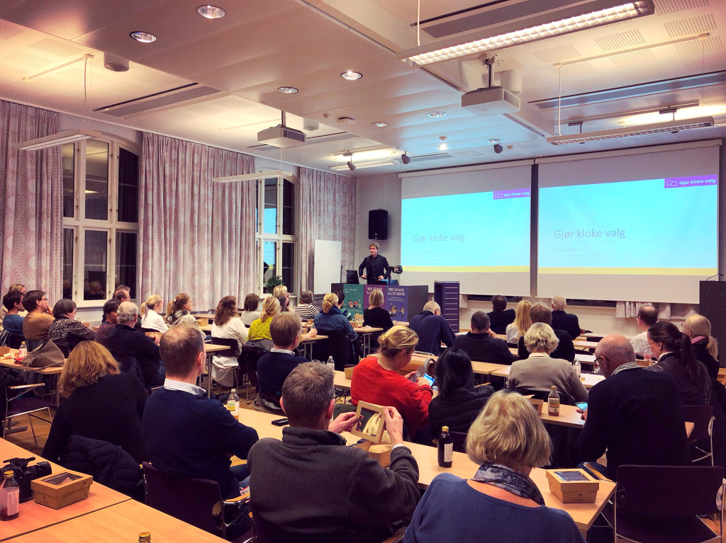 TURNÉ: Ketil Størdal foreleser om «Gjør kloke valg» til en fullsatt sal på St. Olavs hospital i Trondheim. Foto: Anne-Lene…