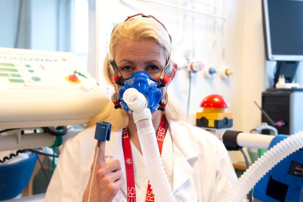 FIT FOR FLIGHT?: Aina Akerø illustrerer flytest (HAST) for lungesyke. Foto: Ellen Juul Andersen