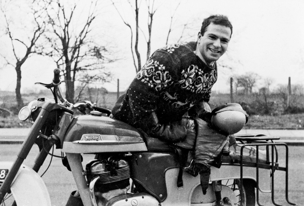 Figur 2 Oliver Sacks på en av sine kjære motorsykler i 1956, året han fyller 23 år. Foto: Charles Cohen / Knopf