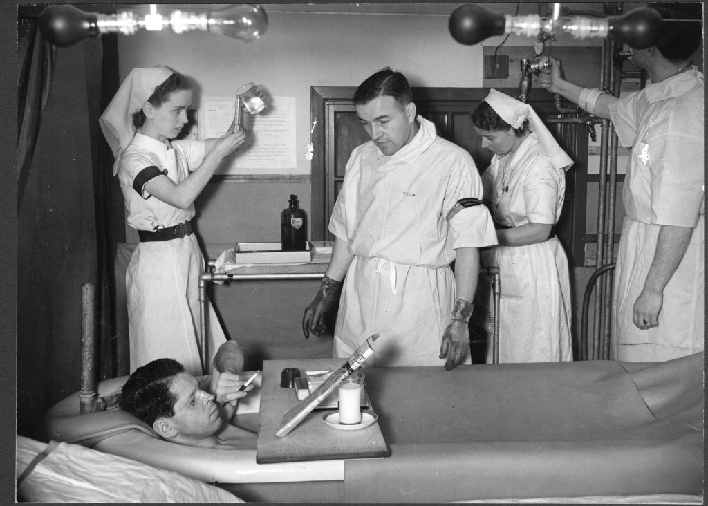 Figur 4 Hverdagslig stemning i saltvannsbadet på Queen Victoria Hospital. Foto: East Grinstead Museum