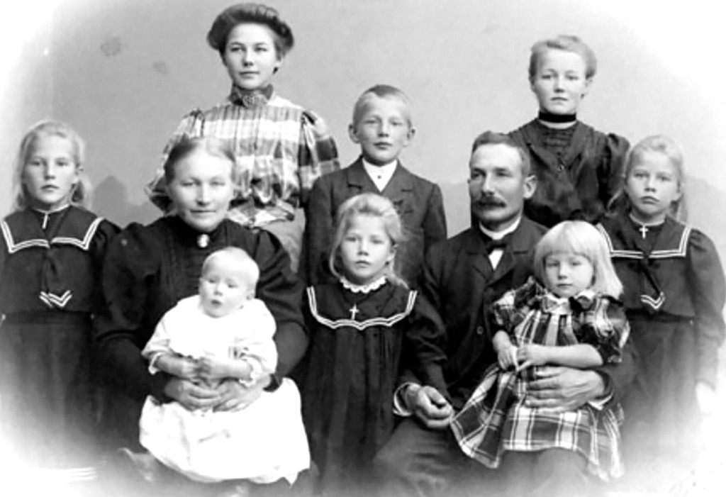 Kristine (f. Dæhlie) og Jens Myhre og deres åtte barn. Helga på sju år helt til høyre i bildet og Birgit på fem i midten…