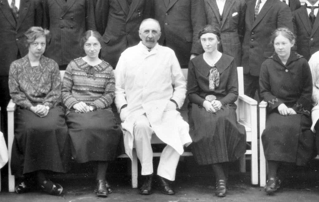 Figur 2 Blant 43 studenter som tok medisinsk embetseksamen våren 1925, var det fire kvinner (5). Ragnhild Vogt sitter…