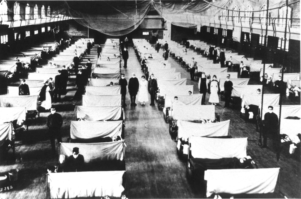 En amerikansk skolegymsal gjort om til sykehus for spanskesykepasienter i 1918–19. Sykdommen gjorde en tredjedel av verdens…