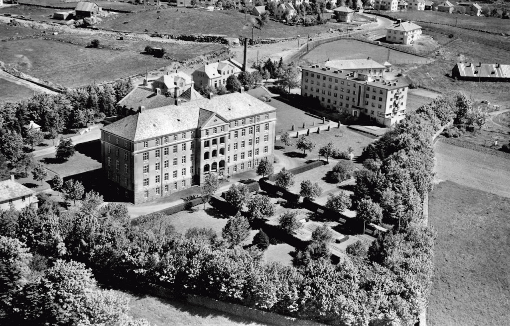 Figur 3 Rogaland sjukehus fotografert i 1951 av Widerøe Flyselskap. Bygningen til høyre for sykehusbygningen er Røde Kors…