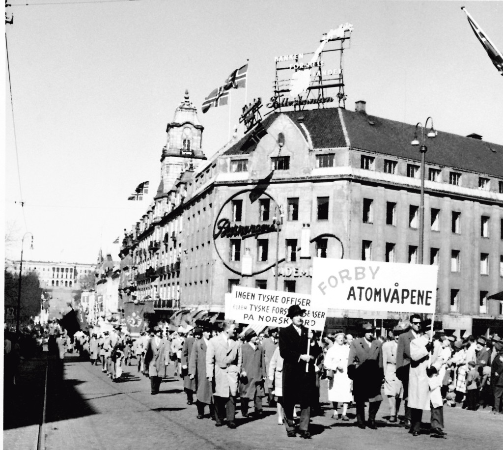Første mai markeres for 70. gang med demonstrasjonstog og paroler i 1960. Her toget på vei opp Karl Johans gate med parolen …