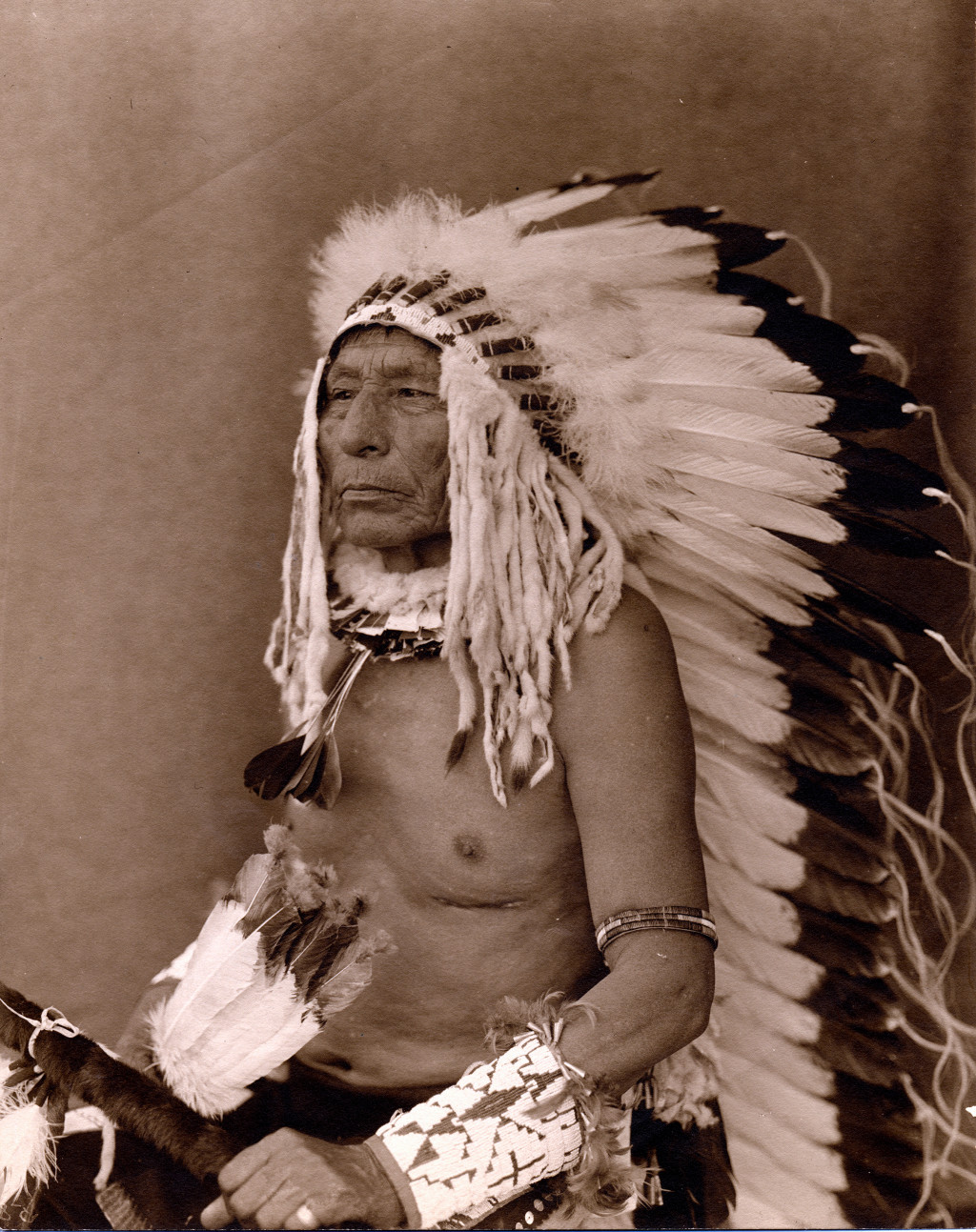 George Sword (Long Knife), her fra 1909, var nær venn av og læremester for James Walker. Han var sjaman, medlem av det…