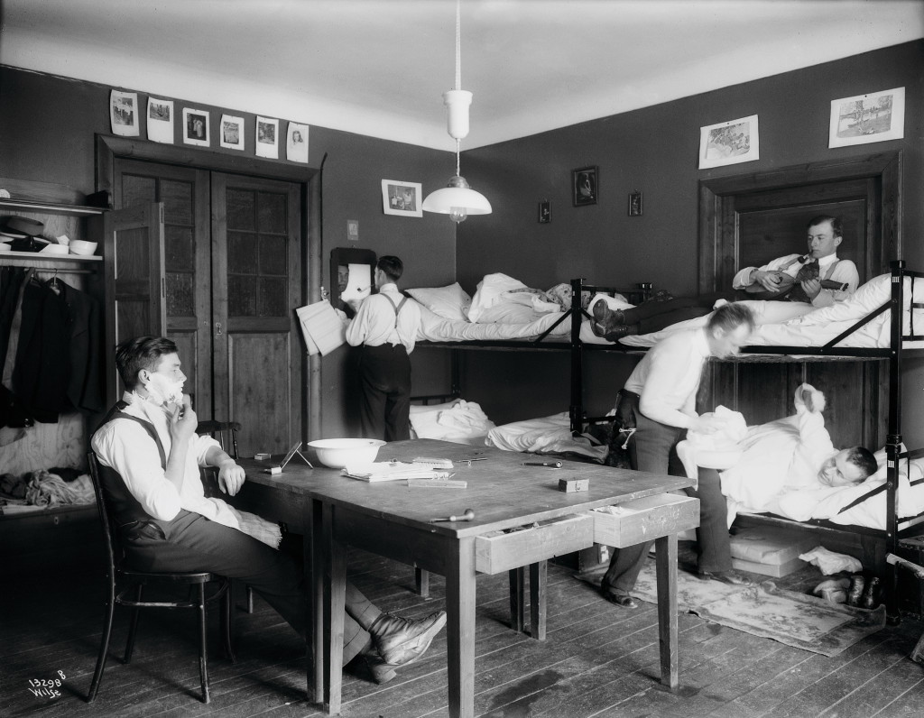 Morgenstell på Studenterhjemmet i Homansbyen i 1920, hvor også Sverre Sørsdal bodde. Det var trangbodd og slett ikke gratis,…