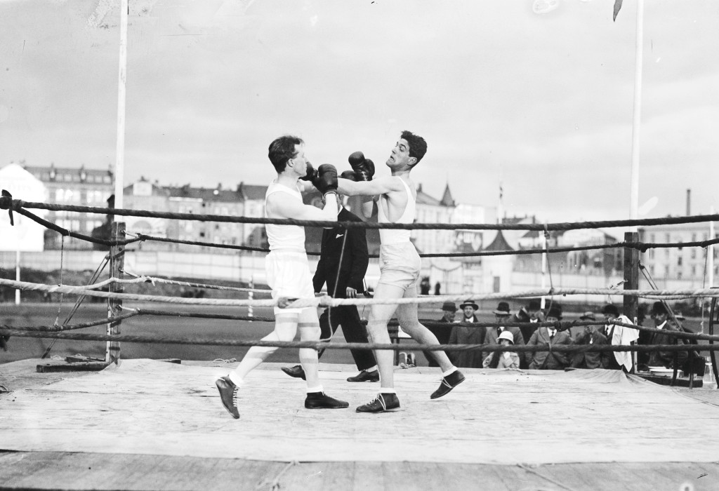 Sverre Sørsdal i boksekamp mot Otto von Porat (1903–82) på Bislet stadion i Oslo i 1928. Foto: Henriksen & Steen /…