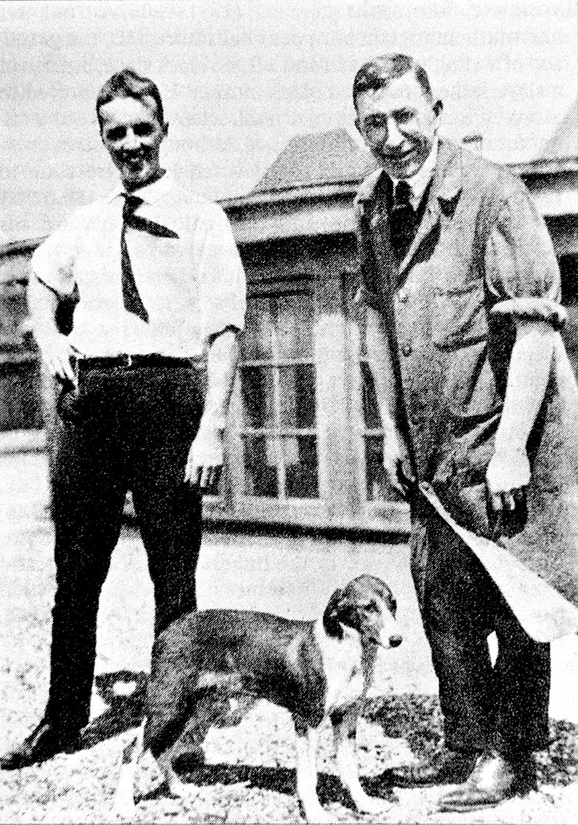 Charles Best og Frederick Banting på taket til den medisinske bygningen ved University of Toronto med en av de første…