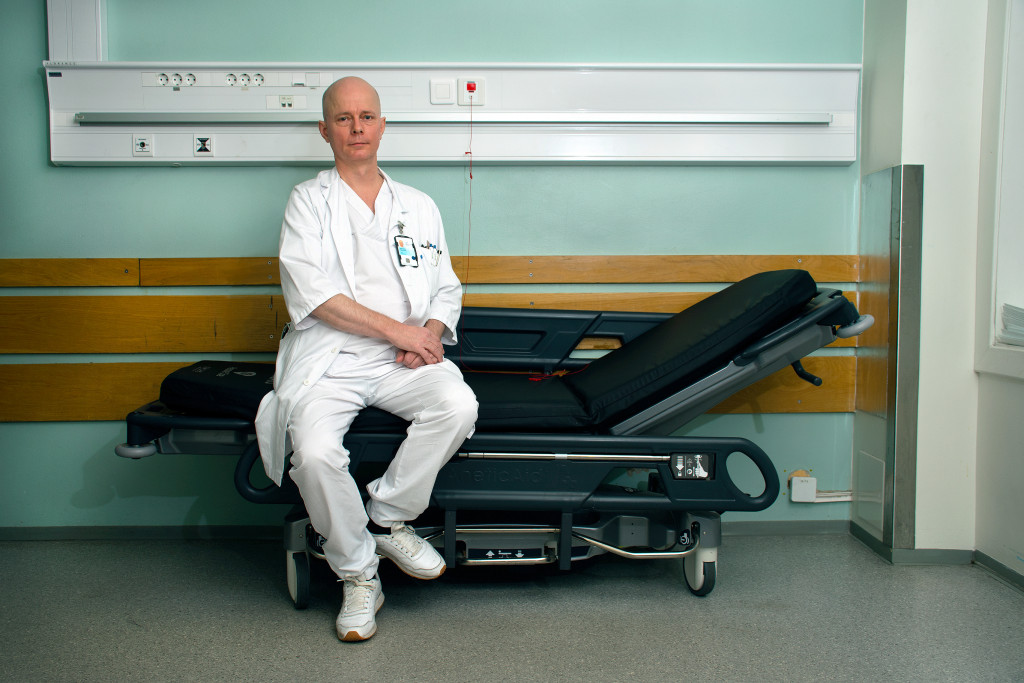 Obsrommet er svært enkelt utstyrt. En tralle med blodtrykksapparat og puls- og saturasjonsmåler er dog på plass så snart det…