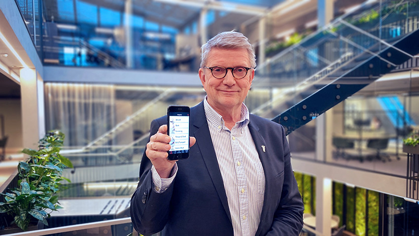 NY APP: Generalsekretær Geir Riise viser frem A+ Legeforeningen-appen. Foto: Troy Gulbrandsen