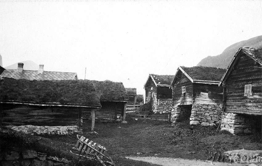 Uthus med møkadynger i Eidetunet, Rauma kommune i Romsdal, ca. 1920. Foto: Kirkhorn/Romsdalsmuseets fotosamling