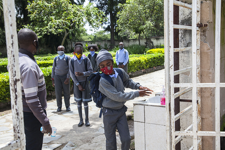 Zambia: Skolene stengte mars 2020 og var kun åpne én uke i september før ny gjenåpning 1. februar 2021. Innbyggerne må ha…