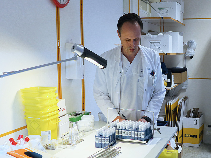 PÅ JOBB: Enhetsleder Andreas Lind i klinikk for laboratoriemedisin ved OUS. Foto: Anders Bayer/OUS.