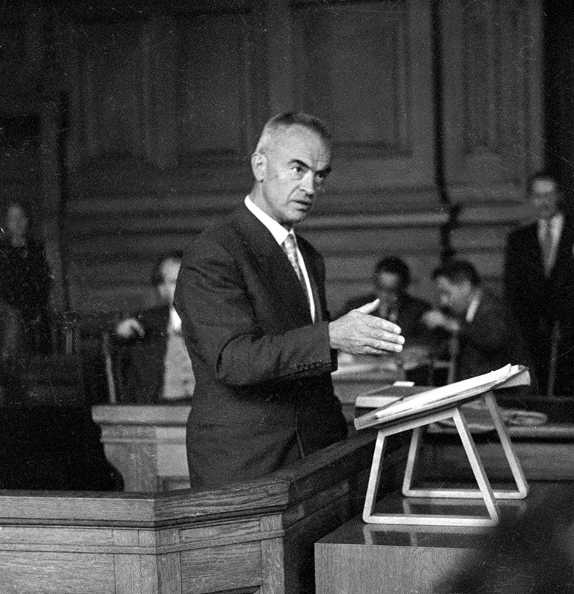 Figur 1 I rettssaken om Agnar Mykles bok Sangen om den røde rubin i 1957 forsvarte Karl Evang bokas innhold. Boka hadde…