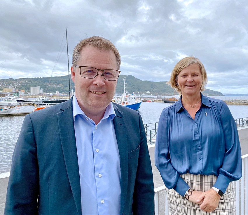 KREVER HANDLING: Styreleder i KS, Bjørn Aril Gram sammen med president i Legeforeningen, Anne-Karin Rime. Foto:…