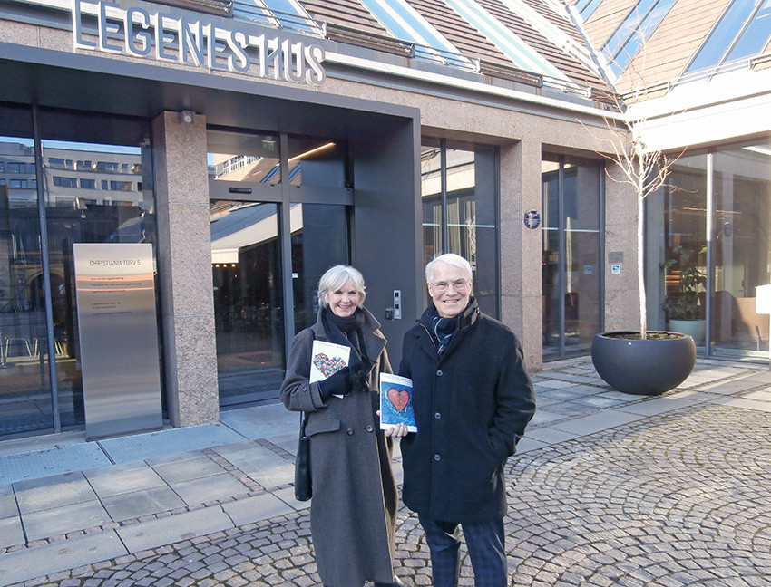 NYTT PLAT&Aring; FOR PLATOU: Eivind Stoud Platou og Inger Westad Platou med hver sin h&aring;nd p&aring; Hjerteforum. N&aring; overlater de driften&hellip;