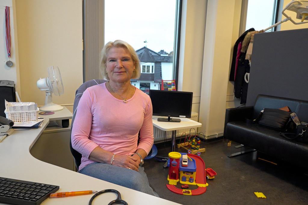 FORMIDLER: Barnelege og allergolog Bente Krane Kvenshagen &oslash;nsker &aring; formidle kunnskap om matallergier til folk flest. Foto:&hellip;