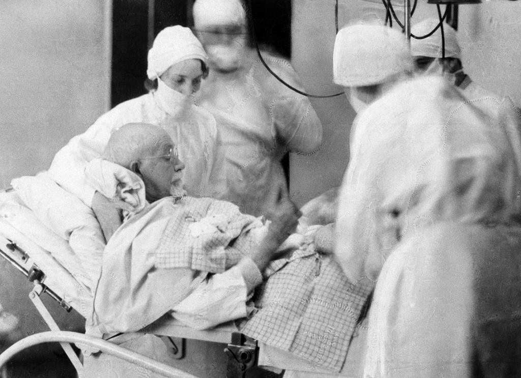 Den 70 år gamle Evan O’Neill Kane opererer sitt eget lyskebrokk. Kane Summit Hospital, Pennsylvania, USA, januar 1932. Foto:…