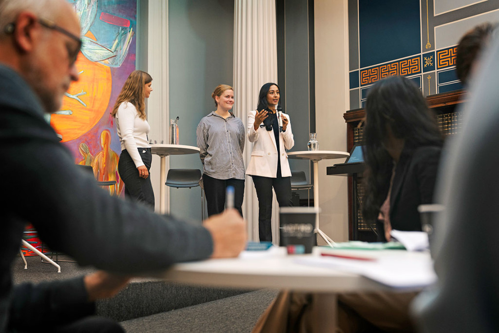 Ritika Sharma (t.h.) ønsker velkommen til konferanse om helse og bærekraft i Domus Bibliotheca, sammen med medisinstudentene…