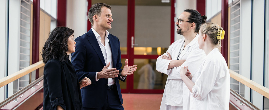 GIR RÅD I TILSYNSSAKER: To av Legeforeningens jurister i samtale med tillitsvalgte. Illustrasjonsfoto: Legeforeningen