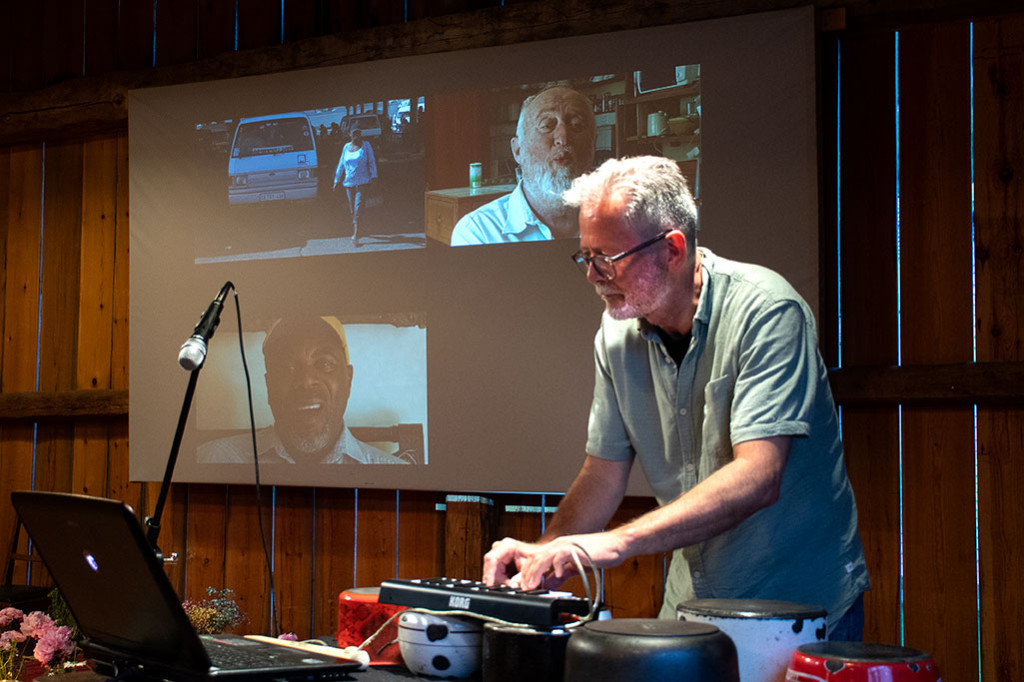 Ole Hamre spiller på «folkofonen». Foto: Tori Flaatten Halvorsen