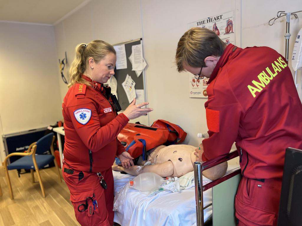 Anestesilege Margrethe von Tangen trener medisinsk simulering sammen med LIS1-lege Erlend Bøhn Breie. Foto: Caroline Ulvin…