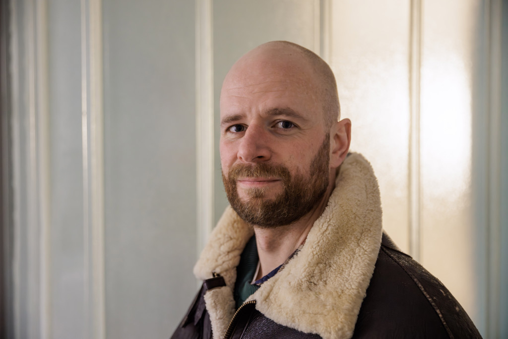 HELST IKKE DRESS: Ketil er glad for å være tilbake i hverdagsklærne etter Brageprisutdelingen i Oslo. Foto: Gordon Welters