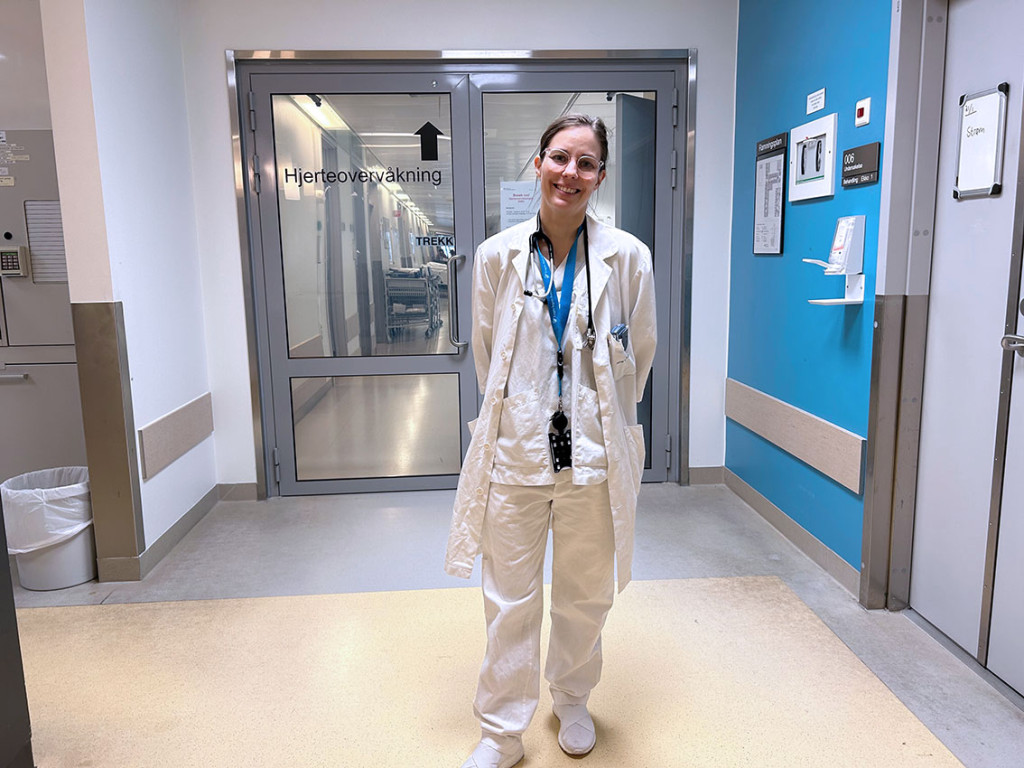 NY JOBB: Kristin Utne utenfor kardiologisk avdeling på Ahus. Her er hun som en del av spesialiseringen i hematologi. Foto:…