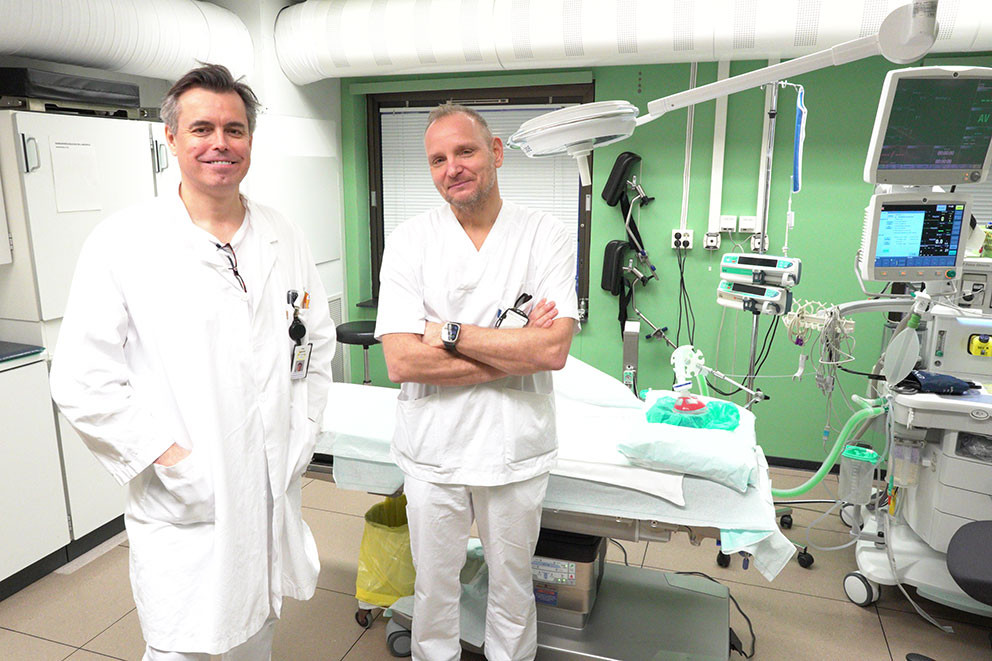GODT TEAM: Uwe Agledahl og Christer Johansen på operasjonssalen i dagens sykehus. De har blitt lovet tredimensjonalt…