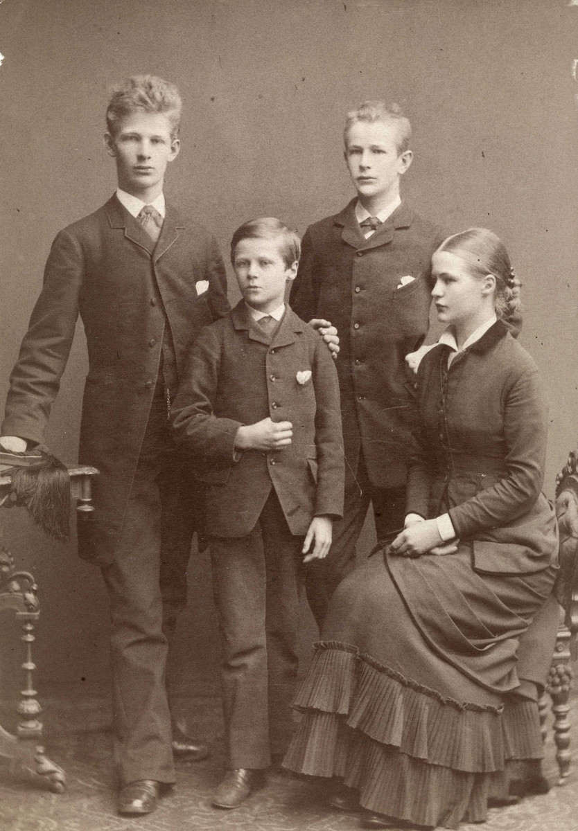 Figure 2 Ragnvald, Ivar, Einar and Astrid Boye. Photo Hans Maartmann, via Oslo Museum / CC CC0 1.0