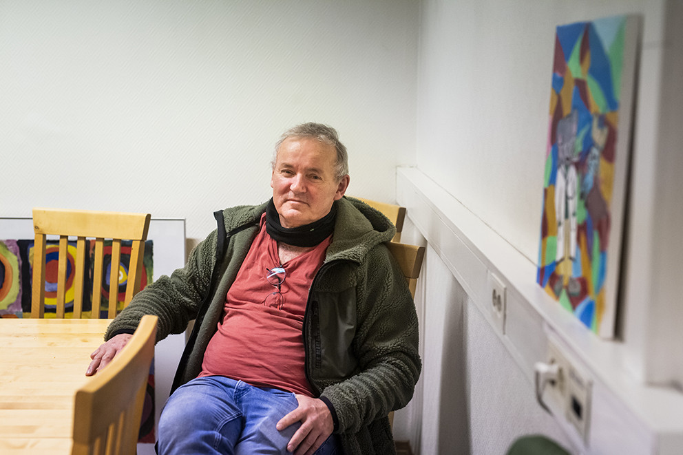NØKTERNT: Pauserommet på legekontoret i byen er nøkternt utstyrt. Rausheten til pasientene er desto større. Foto: Kristine…