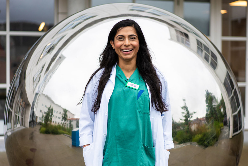 Foran globen: Selv om Saima Naz Akhtar jobber for å unngå et atomkrighelvete på kloden, holder hun livsmotet oppe. Foto:…