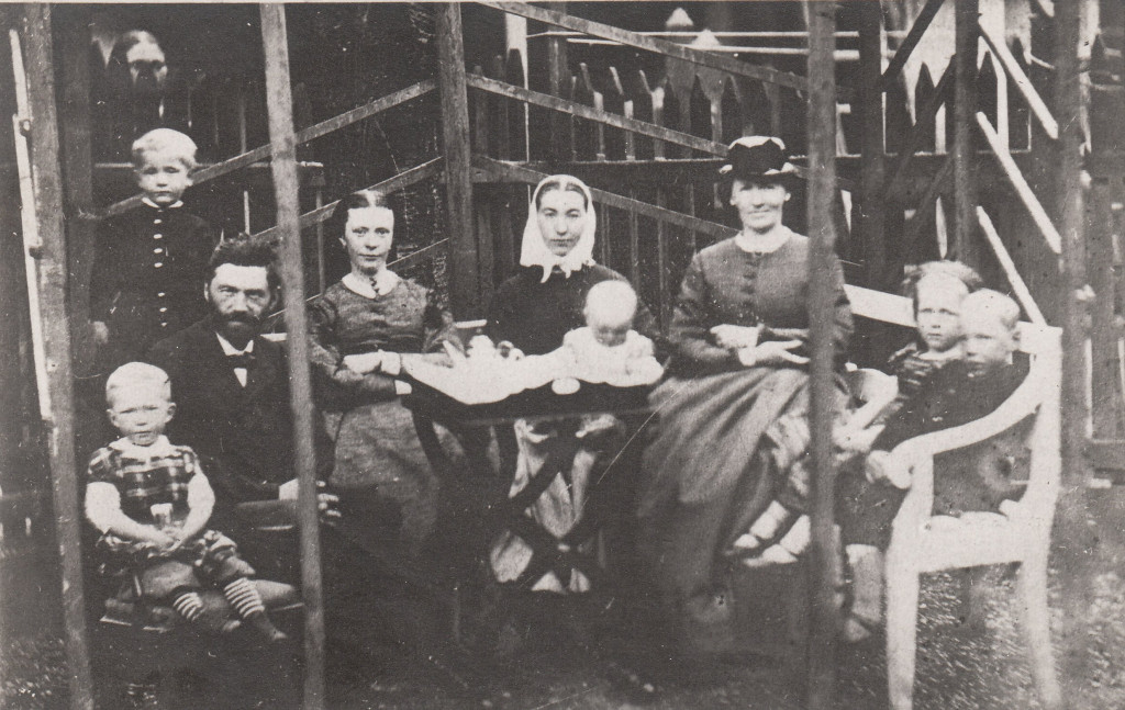 Overlege August Laurentius Koren med familie (ca. 1865–1870). Trondheim byarkiv / CC BY 2.0